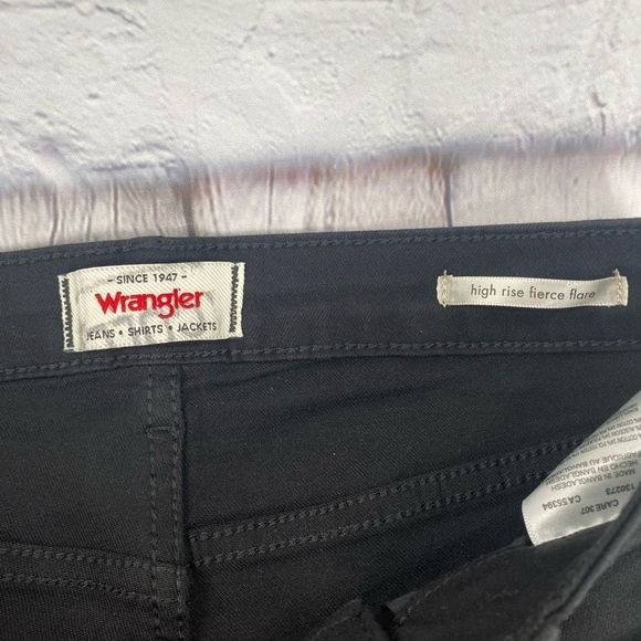 Wrangler Women’s High Rise Fierce Flare Black Jeans Size 6 NWOT - Picture 2 of 6